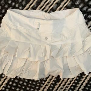 EUC lululemon pleated/ruffle golf/tennis skirt with built in shorts/pockets
